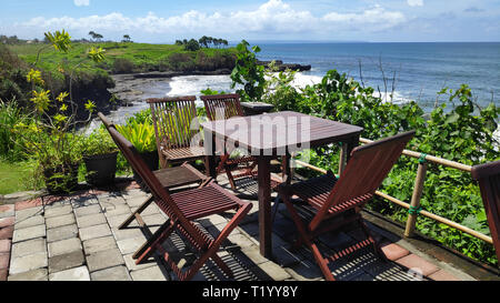 Tavolo e sedia con bellissima vista della scogliera e oceano vicino Tanah Lot, Bali Foto Stock