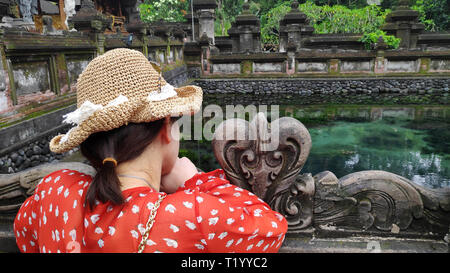 Visite turistiche santa sorgente con acqua trasparente vicino tempio Tirtha, Bali Foto Stock