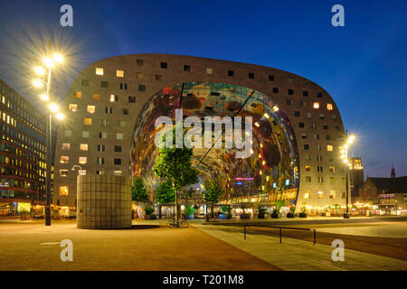 ROTTERDAM, Paesi Bassi - 25 Maggio 2018: Markthal sala mercato residenziale e di uffici con una sala di mercato al di sotto di Rotterdam progettato da Foto Stock