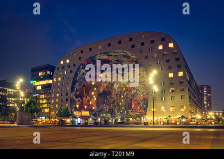 ROTTERDAM, PAESI BASSI - 25 MAGGIO 2018: Mercato mercato mercato Hall edificio residenziale e uffici con un mercato a Rotterdam progettato da MVRDV Foto Stock