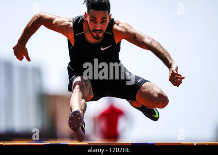 Tenerife, Spagna - 21 Marzo 2019: un atleta salta sopra un ostacolo durante la pratica su una via di corsa Foto Stock