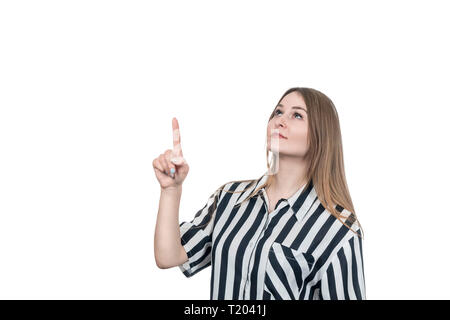 Bella donna d'affari in una camicia a righe di punti il dito indice in alto isolato su sfondo bianco Foto Stock