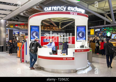 Cambio valuta chiosco in partenza lounge al Terminal 5 di Londra Heathrow Airport. London Borough of Hounslow, Greater London, England, Regno Unito Foto Stock