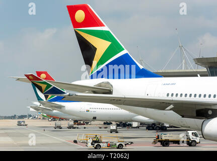 South African Airways (SAS) aeromobili a O.R. Tambo International Airport, Kempton Park, Johannesburg, provincia di Gauteng, Repubblica del Sud Africa Foto Stock