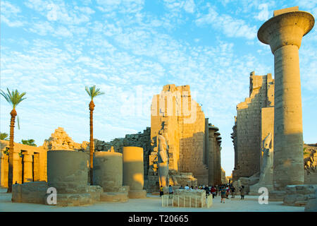 Ägypten, Luxor, Karnak-Tempel, Blick über den Grossen Vorhof zum Zweiten pilone. Die grosse Säule im Zentrum des Hofes ist der resto von ursprünglich zw Foto Stock