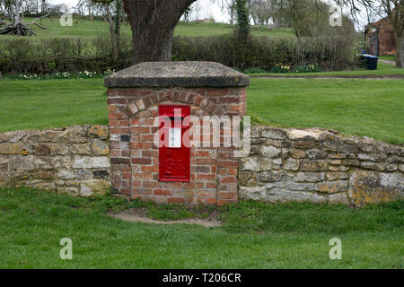 Una casella di posta sul villaggio verde, Ilmington, Warwickshire, Inghilterra, Regno Unito Foto Stock