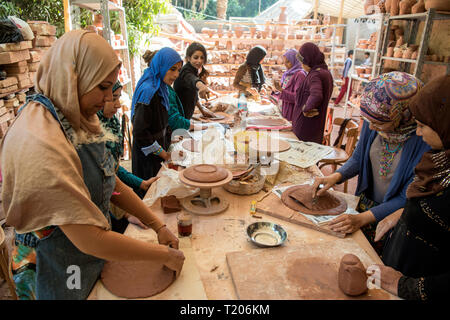 Ägypten, Töpferei im koptischen Dorf Garagos nördlich von Luxor bei Qena Foto Stock