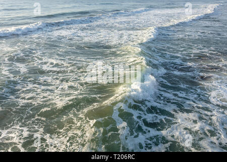 Onde che si infrangono sulla spiaggia, Umhlanga Beach, Umhlanga Rocks, Umhlanga, KwaZulu-Natal, Sud Africa Foto Stock