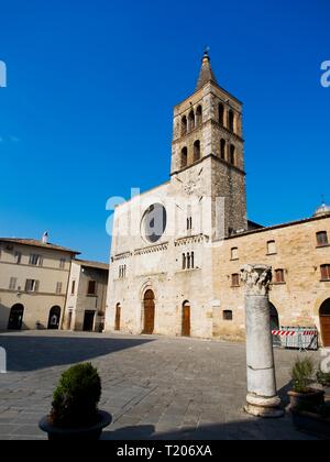 Bevagna Umbria Italia Italia. Vista dalla Piazza Silvestri oltre la chiesa di San Michele Arcangelo. La vecchia chiesa costruita 1070 da Binello e Rodolfo. Foto Stock