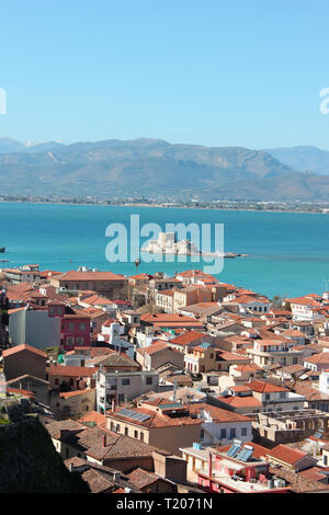 Bourtzi il castello d'acqua nel mezzo di Nafplio Harbour in Grecia Foto Stock