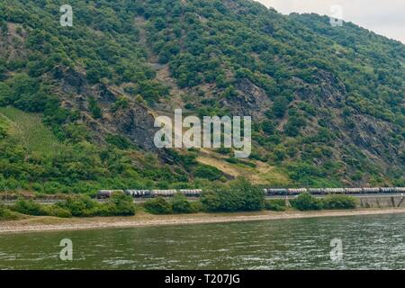 Treno merci vicino al Reno nel Patrimonio Mondiale UNESCO nella Valle del Reno superiore e centrale, Germania Foto Stock