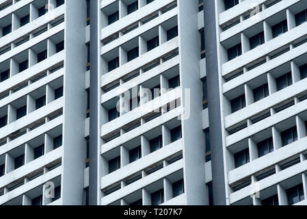Un indefinito anonimo alto edificio di appartamenti o uffici in Singapore Foto Stock