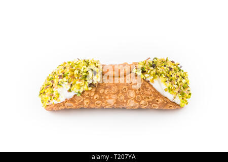 Cannoli Siciliani con pistacchio su sfondo bianco Foto Stock