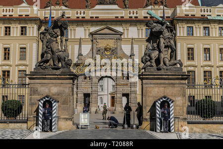 Praga, Repubblica Ceca - Settembre , 18, 2019: guardie all'combattendo Titans statue al cancello al primo cortile al castello di Hrad con Arcivescovi Palace Foto Stock