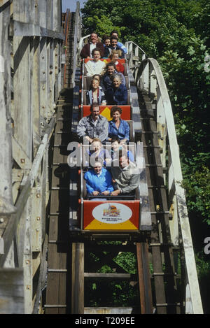 Texas Tornado montagne russe in legno a Frontierland Western Theme Park, Morecambe, Lancashire, Inghilterra, Regno Unito. Circa ottanta Foto Stock