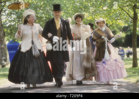 Personaggi in costume al festival Dickens, Rochester, Medway, Kent, England, Regno Unito Foto Stock