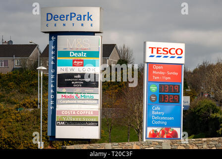 Cartello per lo shopping del centro di Deerpark accanto al distributore di benzina Tesco o ai prezzi della stazione di servizio e informazioni di Killarney, County Kerry, Irlanda 2019 Foto Stock