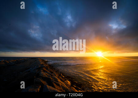 Bel tramonto in un giorno di pioggia Foto Stock