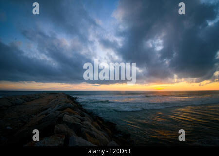 Bel tramonto in un giorno di pioggia Foto Stock