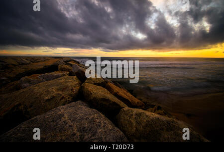 Bel tramonto in un giorno di pioggia Foto Stock