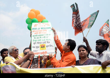 Kolkata, India. 29 Mar, 2019. Il Bengala Occidentale Bharatiya Janta Party o BJP attivista per la campagna Narendra Modi al rally di brigata parata a terra pianificazione su Aprile 03 davanti a Lok Sabha elezione. Credito: Saikat Paolo/Pacific Press/Alamy Live News Foto Stock