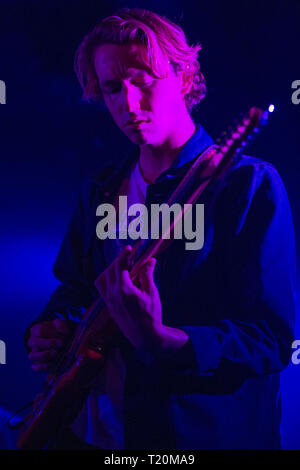 Assassini, il chitarrista Dave Keuning eseguendo a Glasgow per un pranzo folla presso il rinomato King Tuts wah wah Hut in Glasgow. Foto Stock