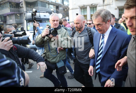 Ex leader dell'UKIP Nigel Farage (a destra) durante il mese di marzo a lasciare la protesta in piazza del Parlamento, Westminster, London. Foto Stock