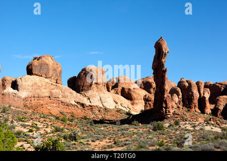 Pinnacoli di roccia, la Grande Muraglia, il Parco Nazionale di Arches, Utah, America. Foto Stock