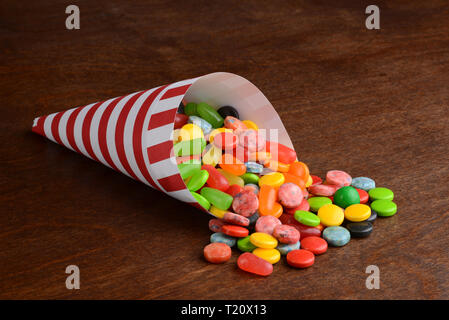 Closeup miscelati candy nel cono di carta Foto Stock