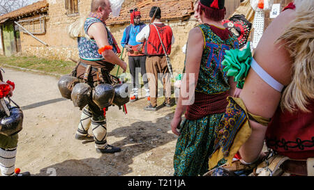 Turia, Bulgaria, 9 marzo 2019. Masquerade Kukeri rituale per espellere il male. La gente del villaggio di usura campane grande e terribile costumi. Foto Stock