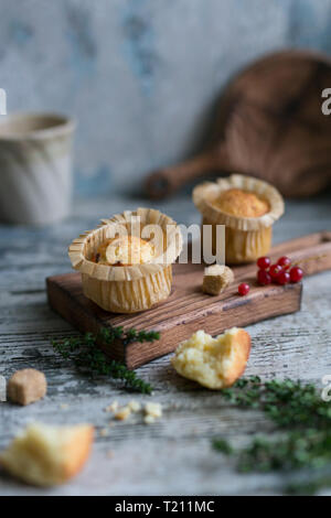 Muffin fatti in casa sulla tavola di legno. Foto di cibo. Mattina. Prima colazione Foto Stock