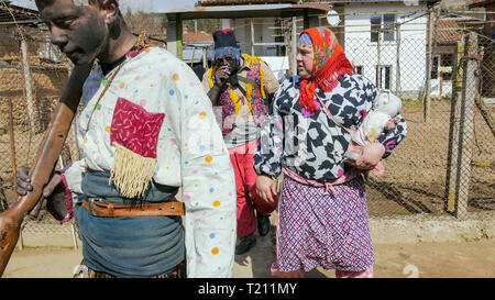 Turia, Bulgaria, 9 marzo 2019. Masquerade Kukeri rituale per espellere il male. La gente del villaggio di usura campane grande e terribile costumi. Foto Stock