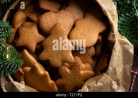 Close-up og in casa natale di diverse forme di zenzero nella casella n. Natale e Anno Nuovo concetto. Messa a fuoco selettiva. Foto Stock