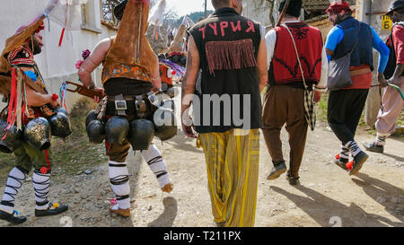 Turia, Bulgaria, 9 marzo 2019. Masquerade Kukeri rituale per espellere il male. La gente del villaggio di usura campane grande e terribile costumi. Foto Stock