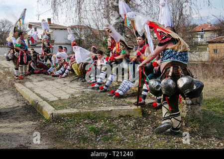 Turia, Bulgaria, 9 marzo 2019. Masquerade Kukeri rituale per espellere il male. La gente del villaggio di usura campane grande e terribile costumi. Foto Stock