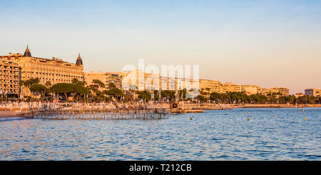 Francia, Cannes, Boulevard de la Croisette, la spiaggia e il mare Foto Stock