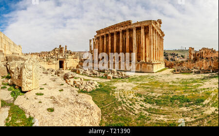 Antico tempio romano di Bacco con rovine circostanti della città antica, Bekaa Valley, Baalbek, Libano Foto Stock