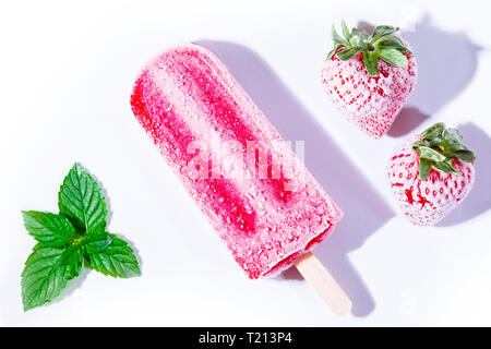 Fragola ghiaccioli con fragole congelate e menthe Foto Stock