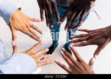 Gli amici di toccare con le dita delle mani, rendendo una forma a stella Foto Stock