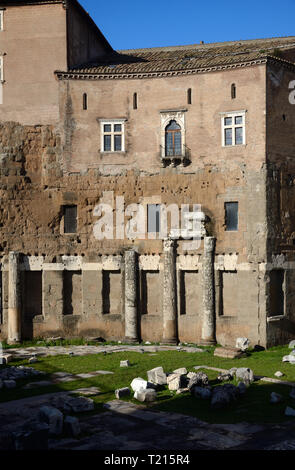 Facciata dettaglio incl Windiow Pattern & classiche colonne romane nel Foro di Augusto (2BC), il Foro di Augusto, Town Square Roma Italia Foto Stock