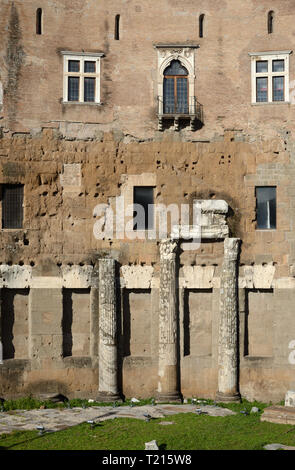 Facciata dettaglio incl Windiow Pattern & classiche colonne romane nel Foro di Augusto (2BC), il Foro di Augusto, Town Square Roma Italia Foto Stock