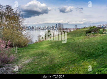 Una vista della skyline di Seattle su un nuvoloso giorno. Foto Stock