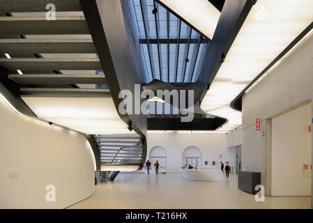 Scalone interno e il soffitto nel MAXXI Arte Galleria o Art Museum e il Museo Nazionale del xxi secolo arti, Roma progettato da Zaha Hadid nel 2010 Foto Stock