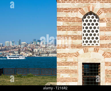 Vista del Bosforo. Le navi turistiche e bettoline vela attraverso di esso. Vista di Istanbul edifici antichi. Istanbul Foto di viaggio. Foto Stock