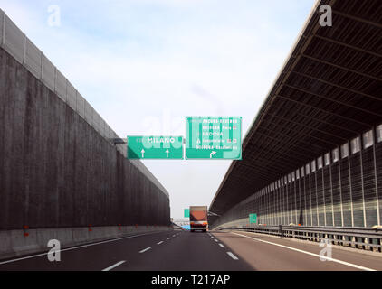 Grande segnale stradale in autostrada italiana per andare a Milano o in altro luogo in Italia Foto Stock