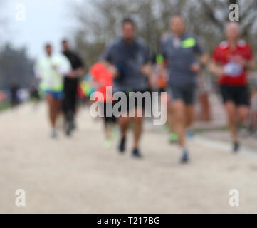 Molti corridori durante la gara intenzionalmente sfocate ideale da utilizzare come sfondo Foto Stock