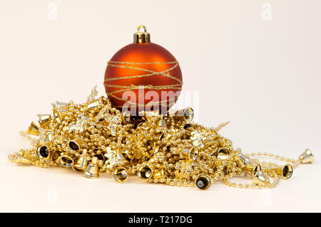 Immagini Natale Alta Risoluzione.Immagine Ad Alta Risoluzione Sfere Di Natale Con Una Configurazione Su Uno Sfondo Bianco Foto Stock Alamy