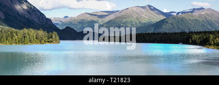 Vedute panoramiche della baia e soleggiato montagne circostanti Cooper lo sbarco in Alaska in una giornata di sole Foto Stock