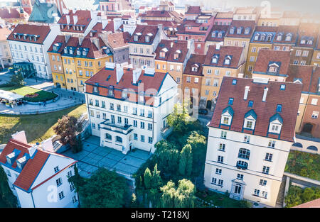 Bella colorata antenna HDR immagine della famosa città vecchia a Varsavia in Polonia. sul drammatico blu cielo Foto Stock