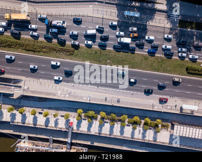 Antenna fuco fotografia del traffico nella città di Metropolis. Foto Stock